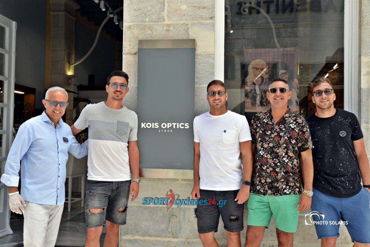 Οι ποδοσφαιριστές του Α.Ο Σύρου με γυαλιά από τα οπτικά Κοής